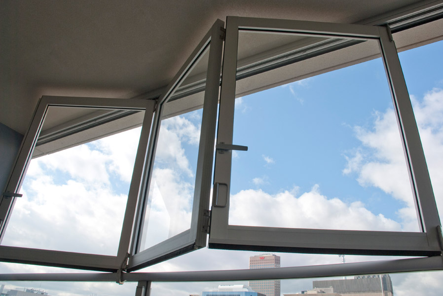 Series 411 ViewMASTER™ Bi-Fold Door (top hung)